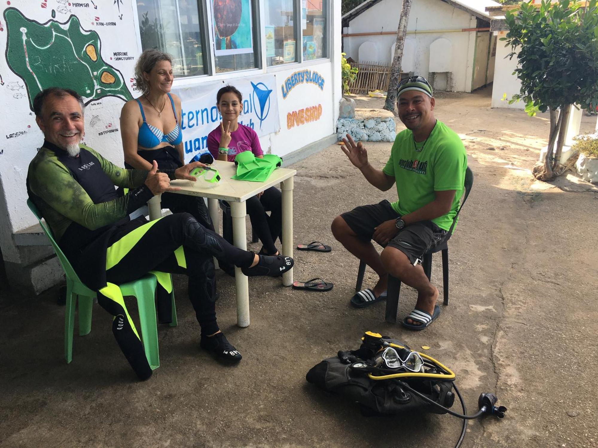 Liberty'S Lodge And Diving - Apo Island Dumaguete City Exterior photo