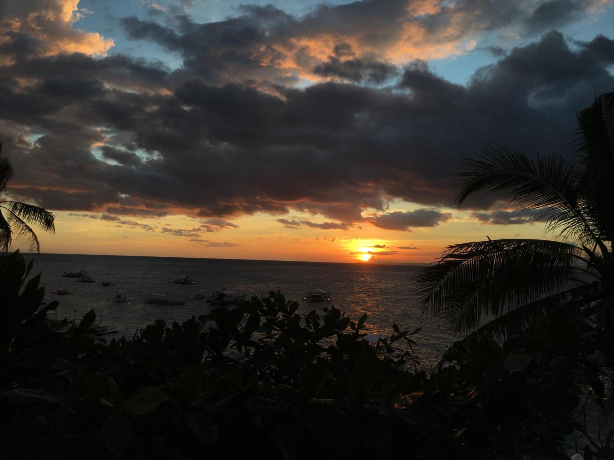 Liberty'S Lodge And Diving - Apo Island Dumaguete City Exterior photo